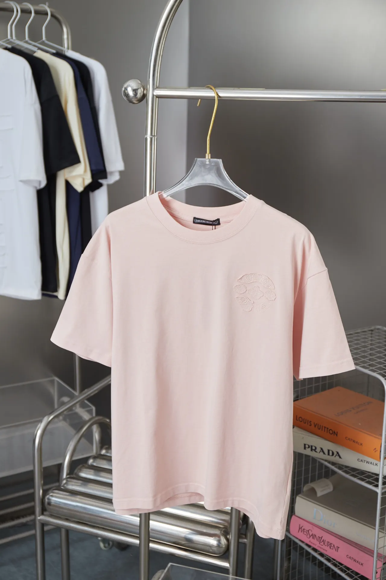 🅿️200 Ch*ome Hearte 25SS early spring new style, appliqué embroidered heart cross short sleeves, light luxury, essential item for daily commuting for men and women, correct version, welcome to compare, detailed features · 320g 100% pure cotton double yarn jersey fabric · Custom dyed in the same vat, special thickened 32 pieces double-strand 1X1 thread · Imported Tajima machine embroidery tatami embroidery ➕This cloth patch embroidery · Hand-stitched Croxin hardware · Double-needle cross-stitching process · Original main mark, washed tag, branded moisture-proof paper packaging Color: black/white/pink Size: S/M/L/XL